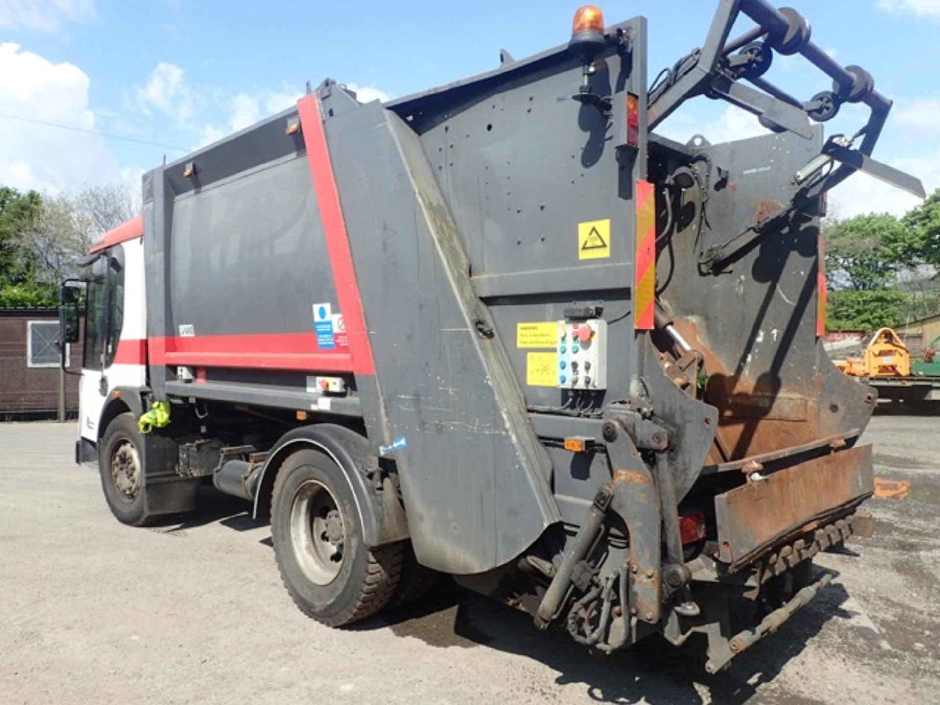 Dennis Elite 2 18 tonne refuse collection lorry Registration Number: VU06 UNE Date of - Image 3 of 11