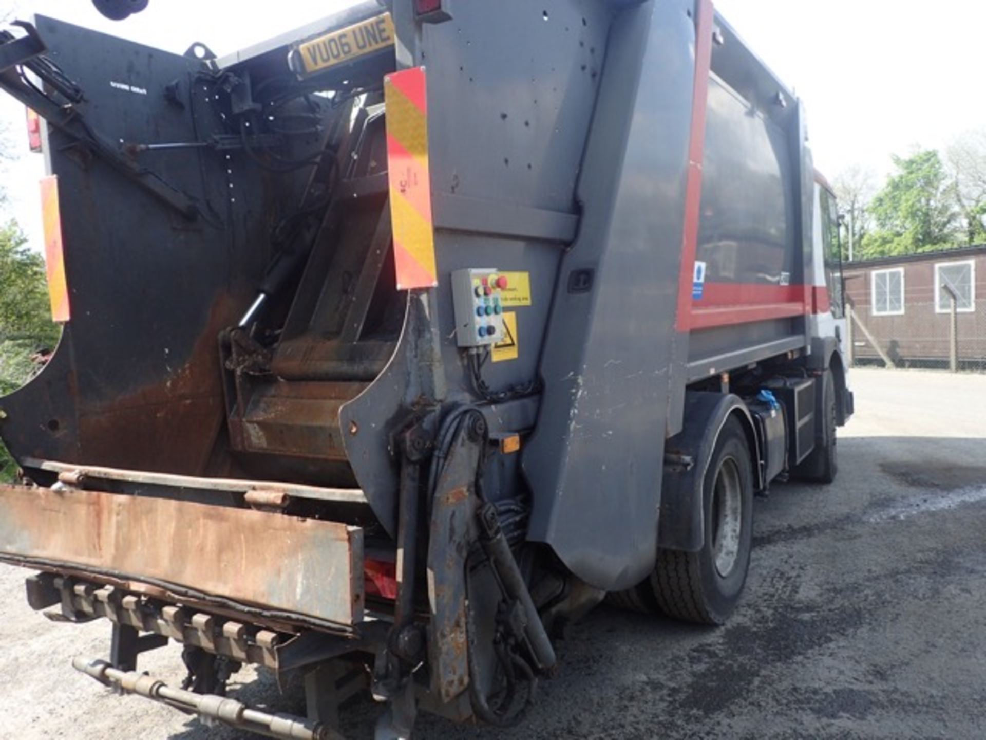 Dennis Elite 2 18 tonne refuse collection lorry Registration Number: VU06 UNE Date of - Image 5 of 11