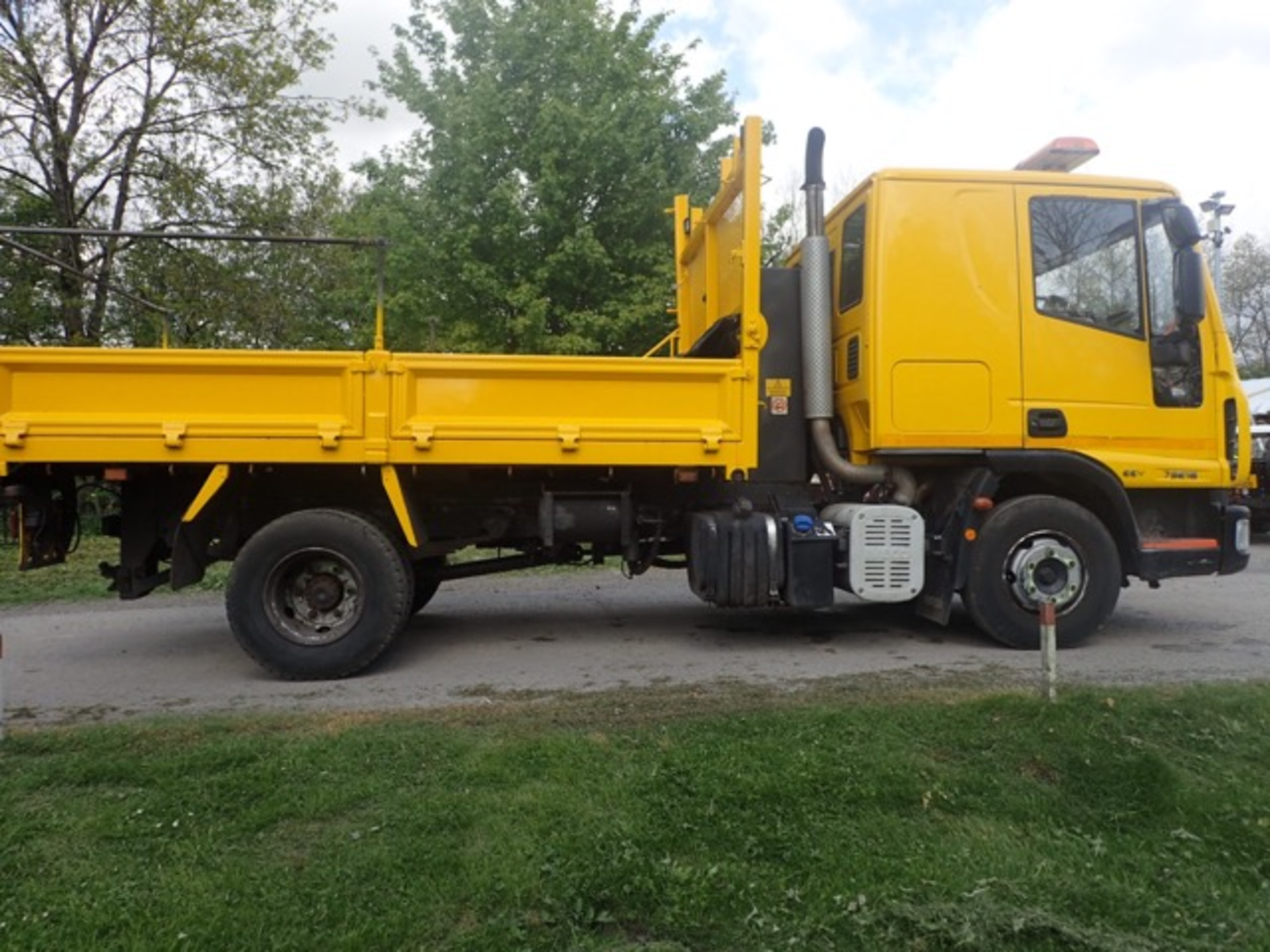 Iveco 75E16 7.5 tonne tipper Registration Number: FJ10 BNX Date of Registration: 24/06/2010 MOT - Image 5 of 6