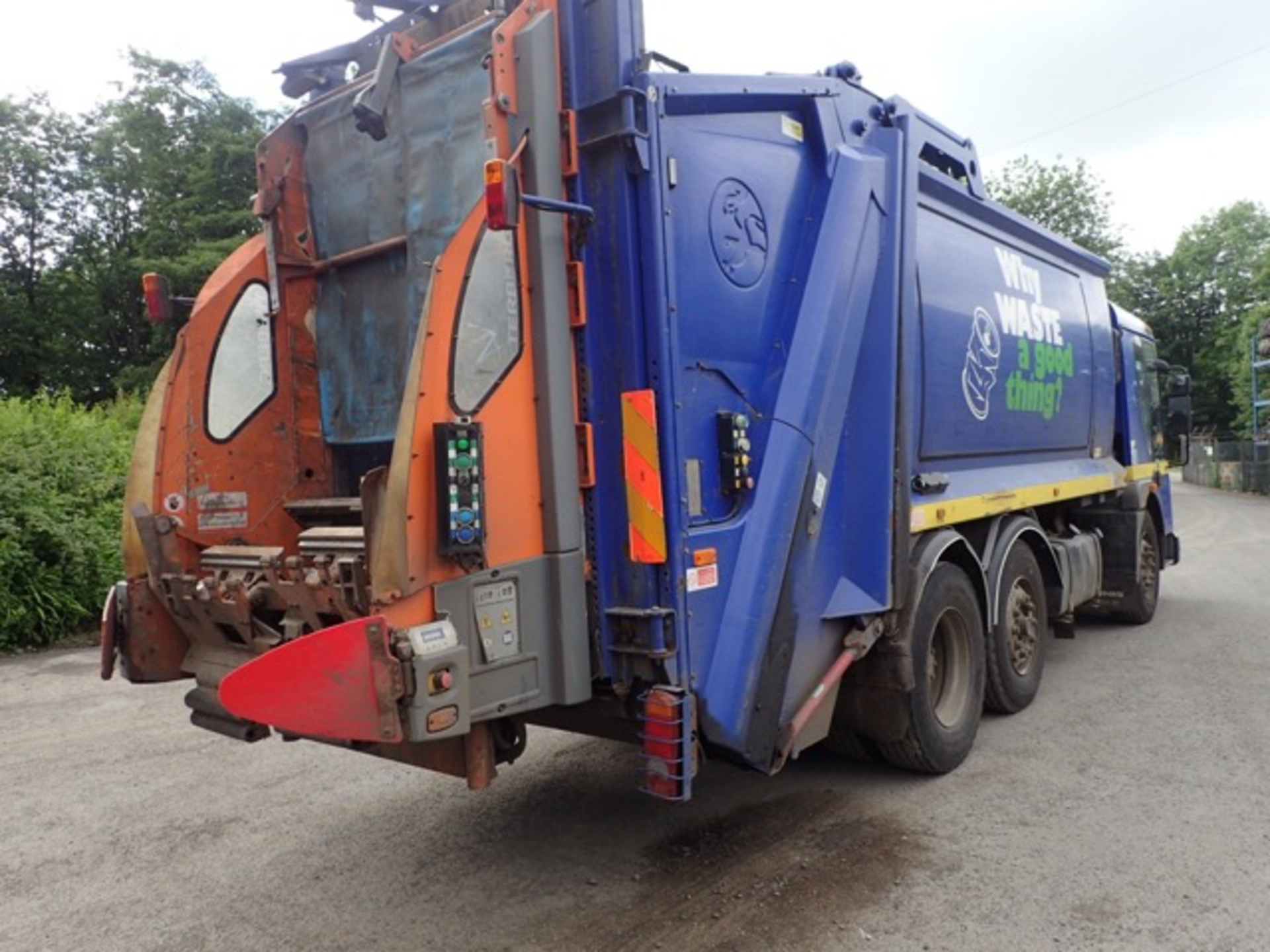 Dennis Elite 2 6x2 refuse collection lorry Registration Number: VF57 AAE Date of Registration: 01/ - Image 4 of 7