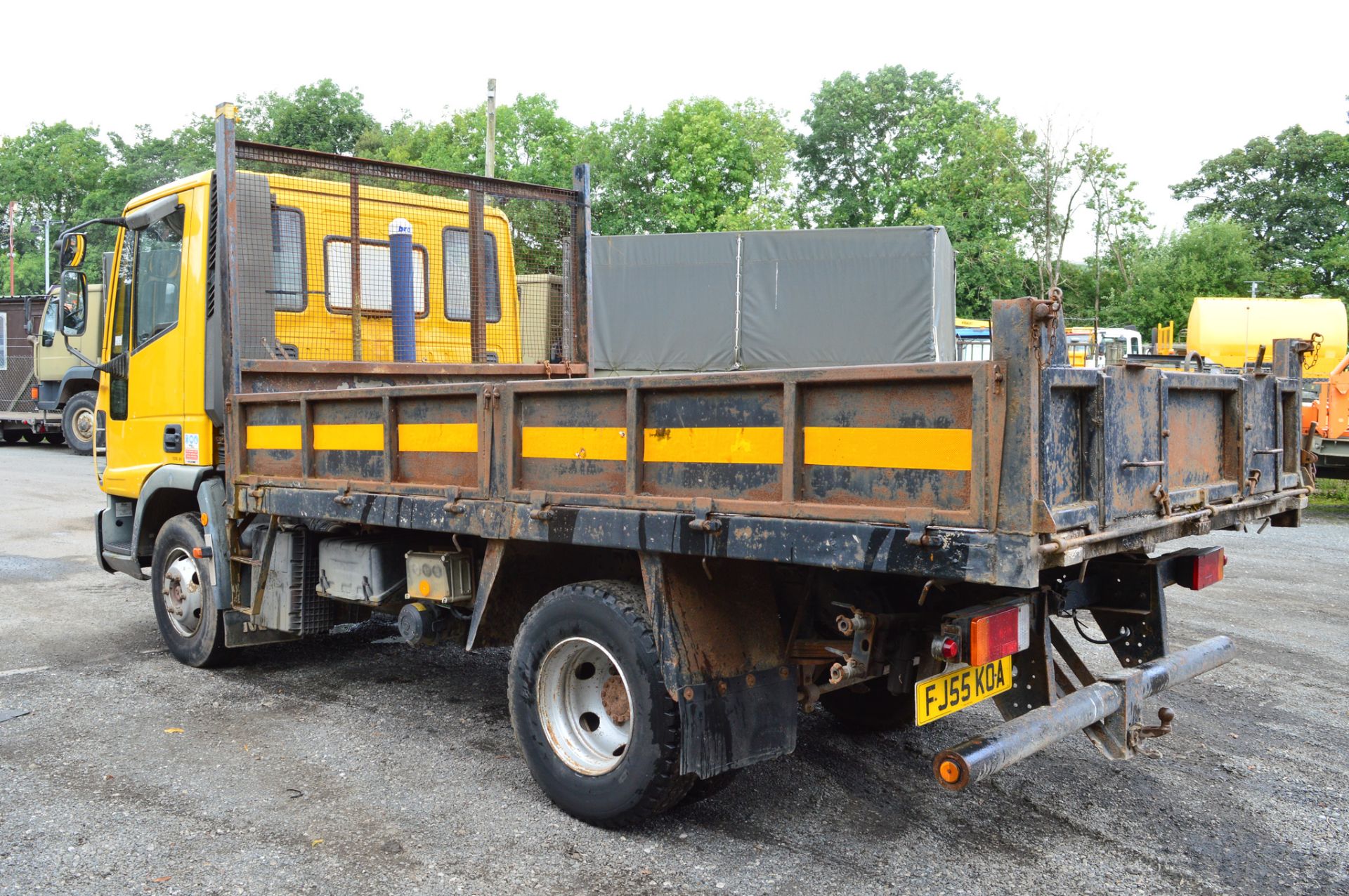 Iveco 7.5 tonne tipper lorry Registration Number: FJ55 KOA Date of Registration: 06/10/2005 MOT - Image 2 of 8