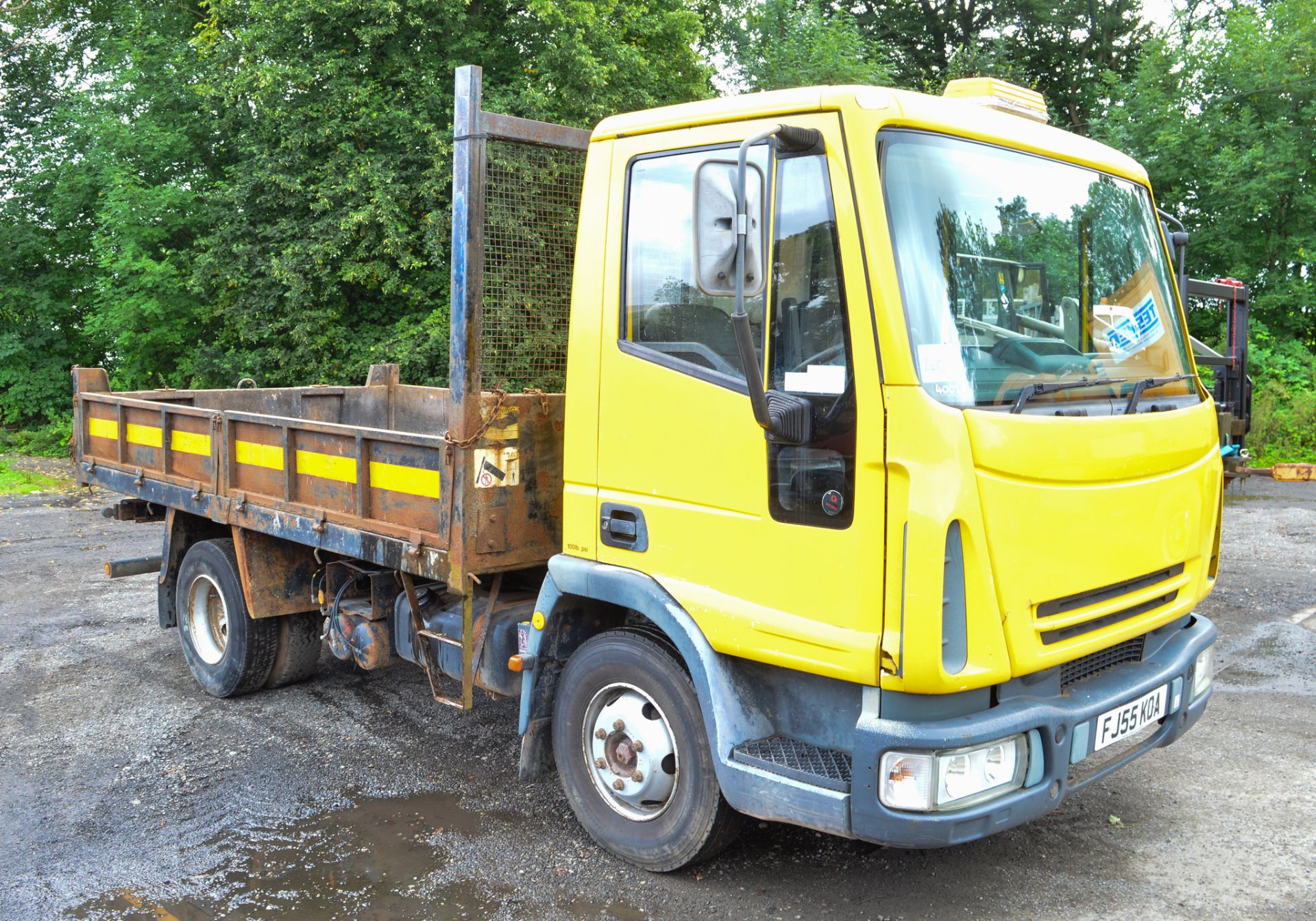 Iveco 7.5 tonne tipper lorry Registration Number: FJ55 KOA Date of Registration: 06/10/2005 MOT - Image 4 of 8