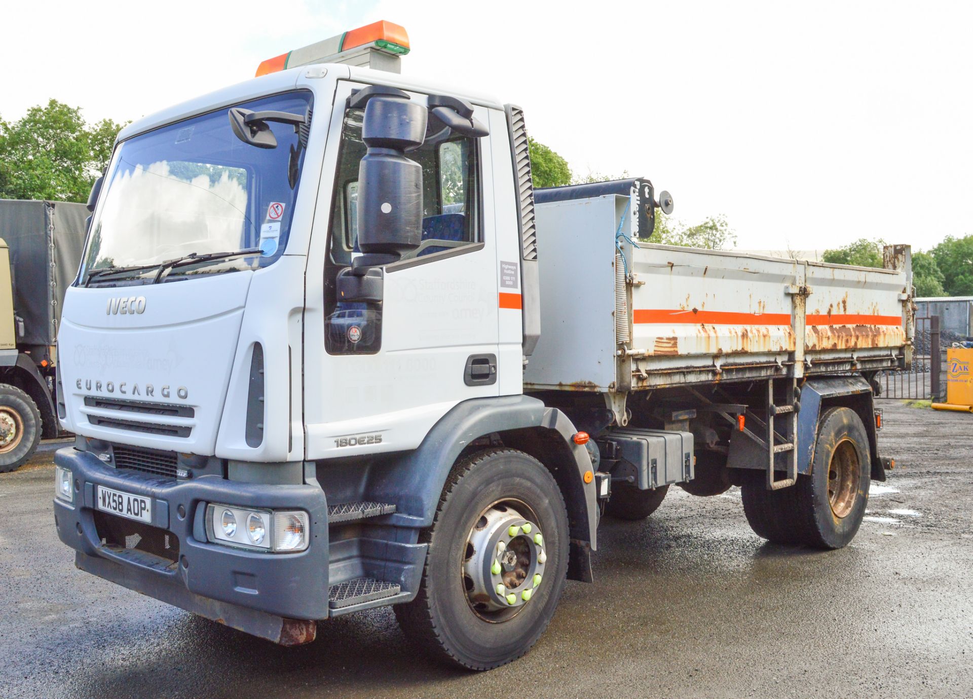 Iveco 180E25 18 tonne tipper lorry Registration Number: WX58 AOP Date of Registration: 19/12/2008 - Image 2 of 8