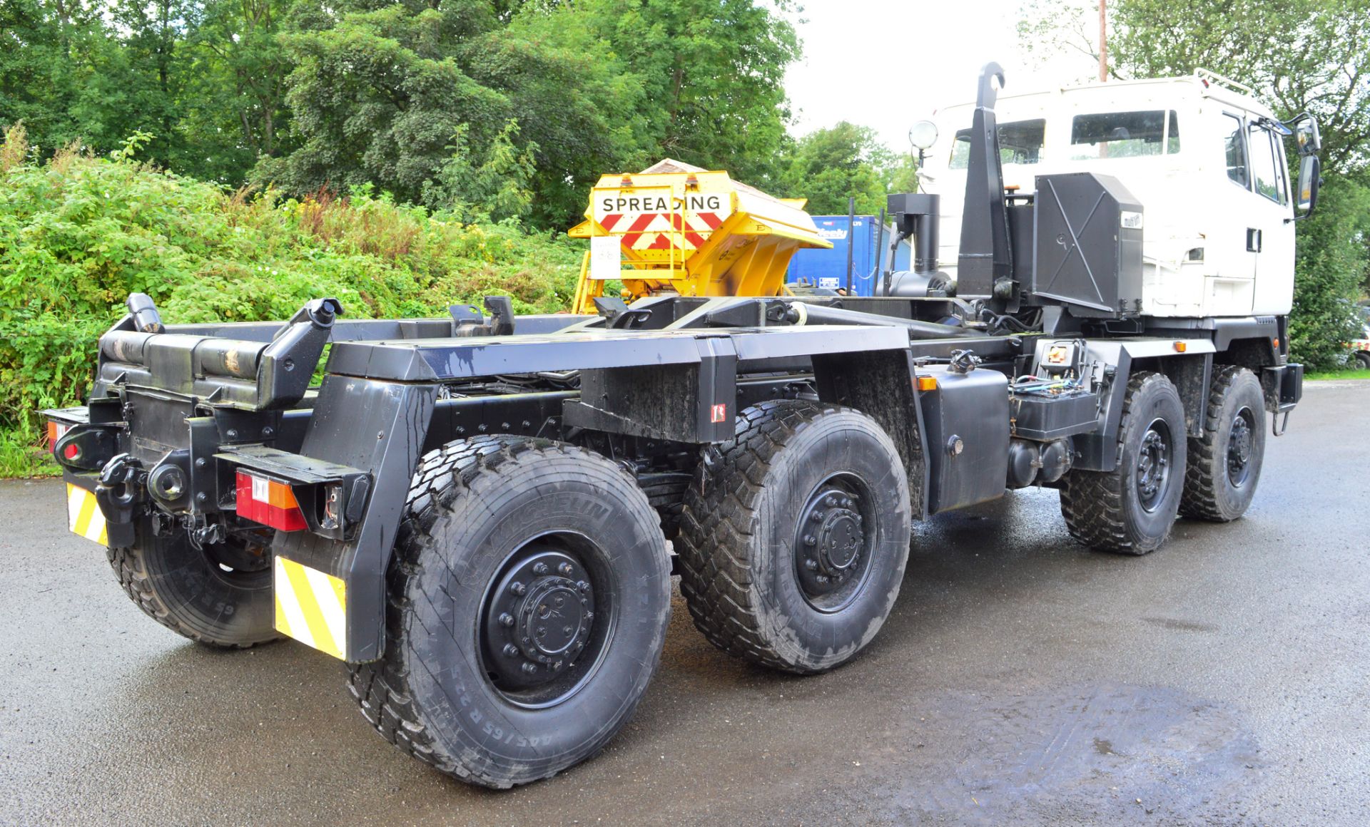 Leyland 8x6 32 tonne hook lift lorry (Ex MOD) Registration Number: 81 KH 07 Date of Registration: - Image 4 of 8