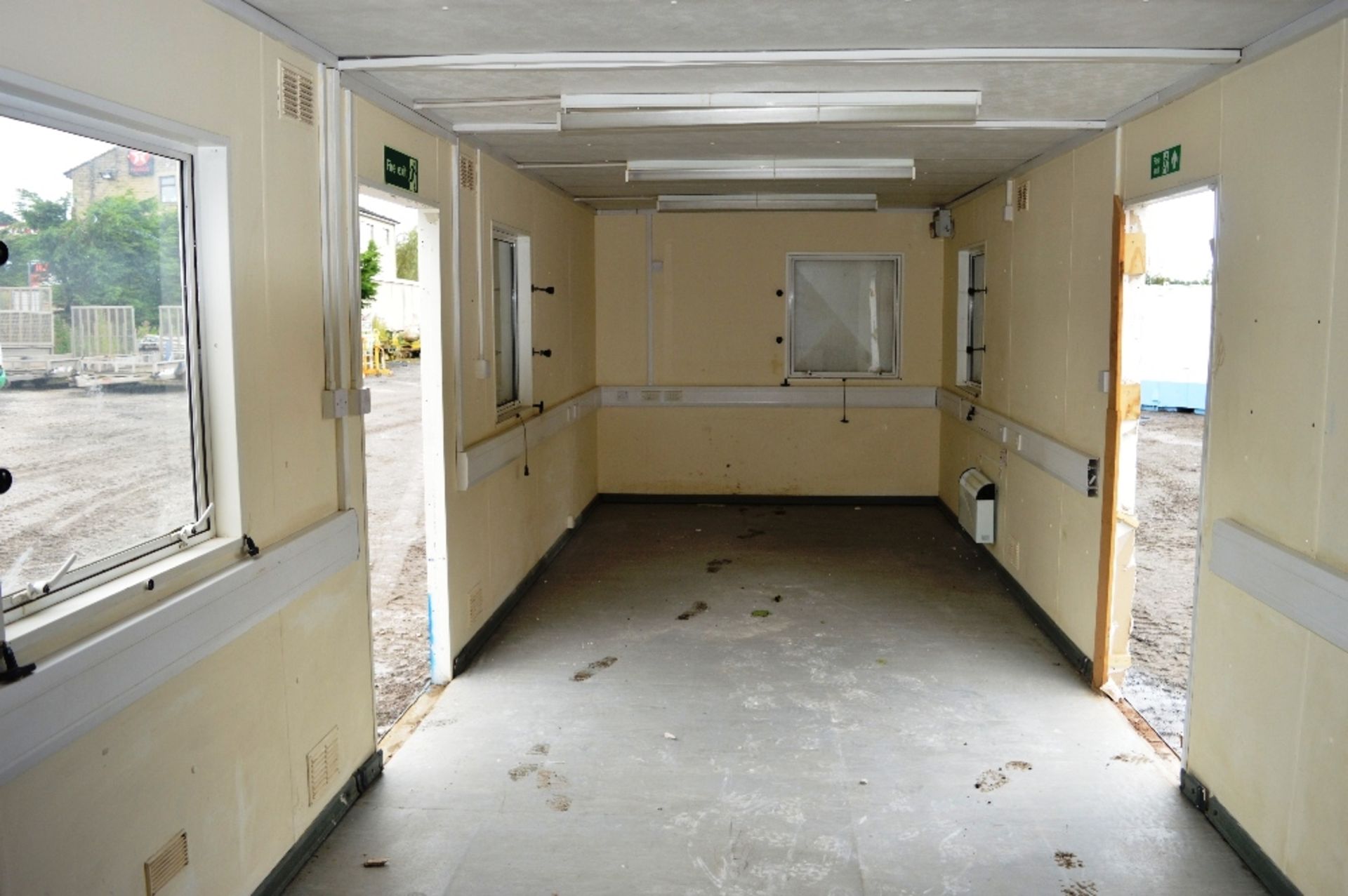 32 ft x 10 ft steel anti vandal jack leg office unit **No doors** NH029 - Image 5 of 6