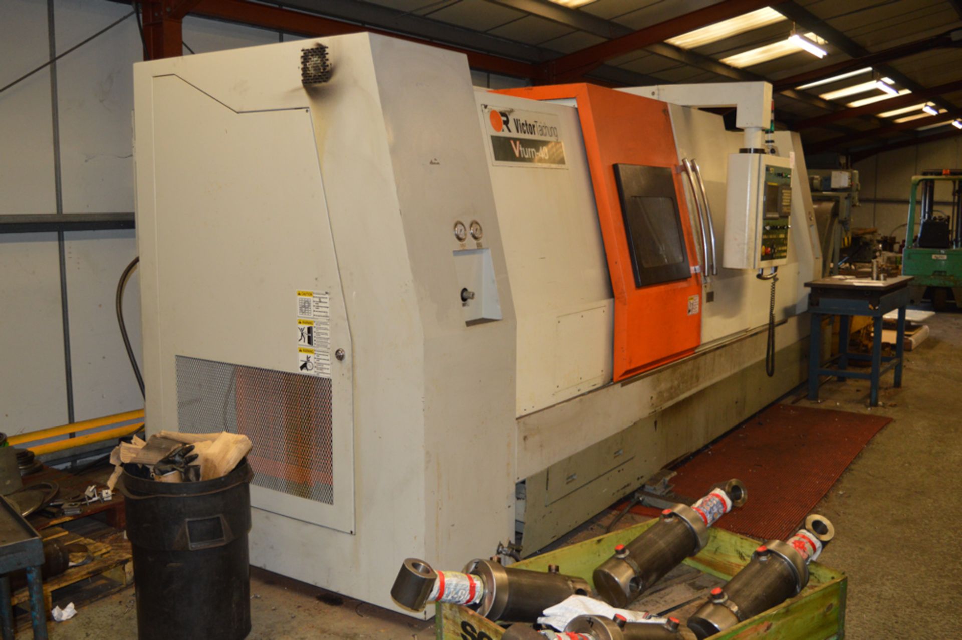 Victor Taichung Vturn 40/220 CNC turning centre Year: 2007 S/N: H152-1122 c/w Fanuc Series OI-TC - Image 2 of 10