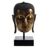 Monumentaler Buddha-Kopf Höhe inkl. Sockel: 86 cm, ohne Sockel: 64 cm. Gewicht: 90,1 kg.