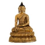 Bronzefigur des Buddha Höhe: 20,3 cm. Nepal oder West-Tibet, 15. Jahrhundert. Feuervergoldete