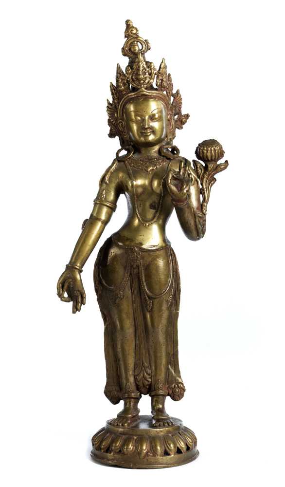 Hohe Figur eines Buddha Höhe: 55,7 cm. Über Lotosblütensockel stehende bekrönte Figur mit seitlicher