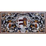 Pietra dura-Platte mit Wappen 73 x 158 cm. Neapel oder Rom, 19. Jahrhundert. Im Zentrum der Platte