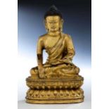 Bedeutende Bronzefigur des Buddha Höhe: 24,6 cm. China, Tibeto-Chinesisch, 15. Jahrhundert. Prächtig