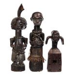 Konvolut von drei afrikanischen Skulpturen Höhe: von 33,5 cm bis ca. 54 cm. Holz, Bast und andere