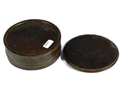 Bronze Deckeldose Durchmesser: 12 cm. Bodenseitige Marke. Gewicht: 1549 g. China, Qing-Dynastie, 19. - Image 4 of 5