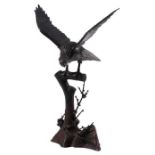 Monumentaler Bronzeadler Höhe: 67,2 cm. Spannweite: 46,5 cm. Japan, Meiji-Periode. Detailliert