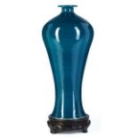 Blaue Meiping-Vase Höhe ohne Sockel: ca. 31 cm. Bodenseitige unterglasurblaue Siegelmarke. China,