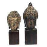 Zwei Köpfe des Buddha Shakyamuni Höhe: 13,8 cm. / 16,8 cm inkl. Montierung. Thailand, Ratanakosin,