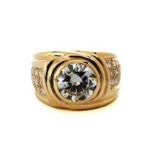 Bulgari Brillantring Ringweite: 57. Gewicht: ca. 18,5 g. GG 750. Hochwertiger, massiver Ring mit