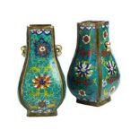 Paar massive Cloisonné-Vasen Höhe: 20 cm. Gewicht: je 3,7 kg. Apokryphe Xuande-Marke. China, erste