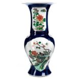 Vase Höhe:45 cm. Bodenseitig apokryphe Kangxi-Marke China, Qing-Dynastie, spätes 19. Jahrhundert. (