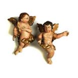 Paar Putti Höhe: ca. 27 cm und ca. 28 cm. Wohl 18. Jahrhundert. Holz, geschnitzt, gefasst und