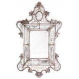 Eleganter venezianischer Spiegel 159 x 98 cm. Venedig, wohl frühes 20. Jahrhundert. Hochrechteckiges