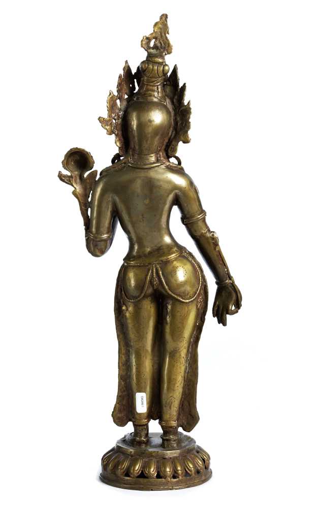 Hohe Figur eines Buddha Höhe: 55,7 cm. Über Lotosblütensockel stehende bekrönte Figur mit seitlicher - Image 2 of 2