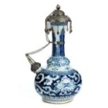 Kendi-Flasche Höhe: 26 cm. China, Qing-Dynastie, 18. Jahrhundert. Gedrückter, kugelförmiger Körper