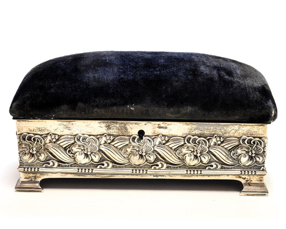 An Edwardian silver jewellery casket in the Art Nouveau style,