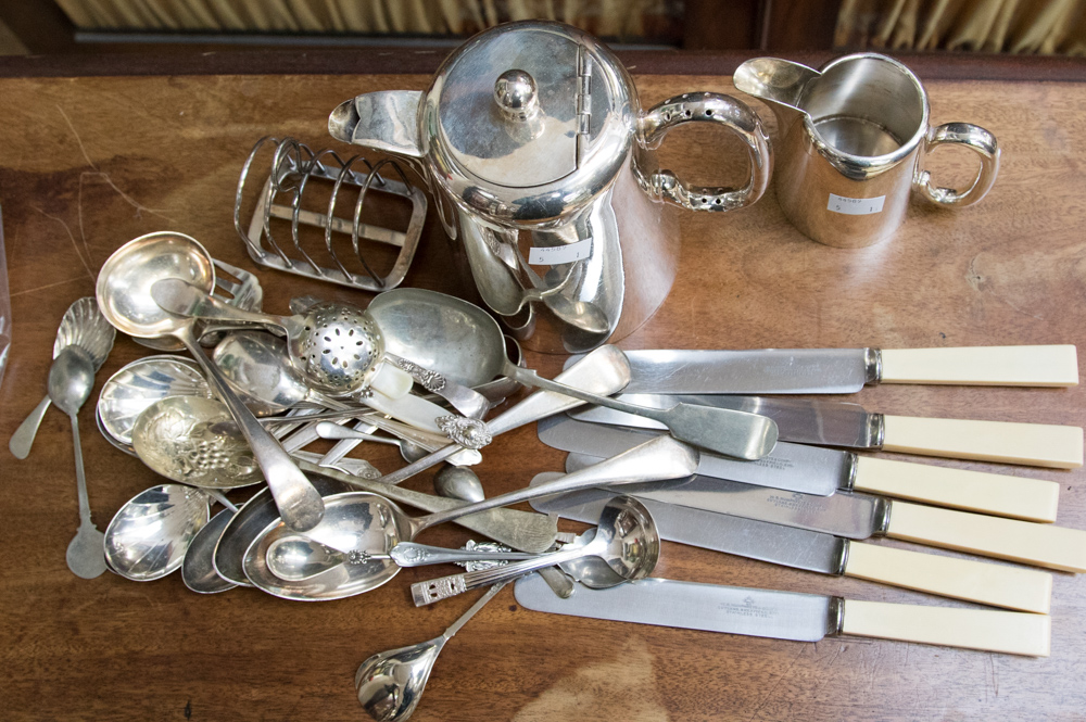 A Goldsmiths and Silversmiths Company 'Regent Plate' toast rack,