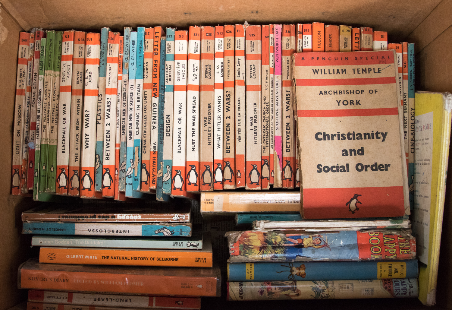 A box of assorted Penguin books etc - Image 2 of 3