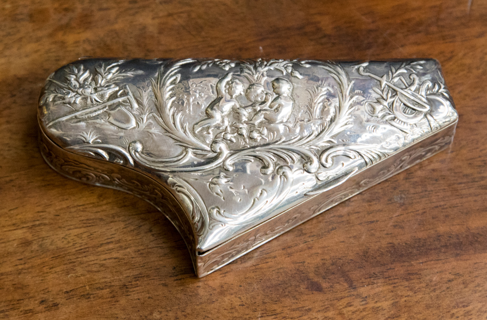 A Dutch silver harp shaped trinket box weighting approx 3.80 ozt/ 118.