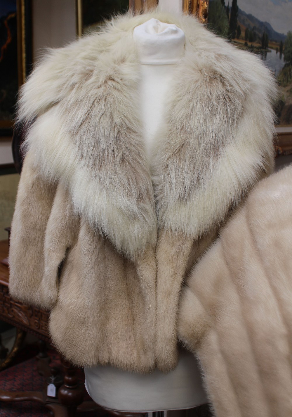 A blonde mink shrug having blonde fox fur collar with a blonde mink stole (2) - Image 2 of 2