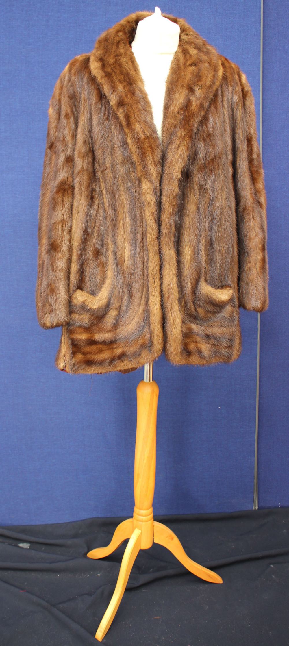 One brown fur jacket, late 1940s with curved pockets together with four other ladies' jackets, - Image 4 of 4