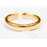A 22 ct gold wedding band approx 4 grms,