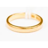 A 22 ct gold wedding band, approx. 3.