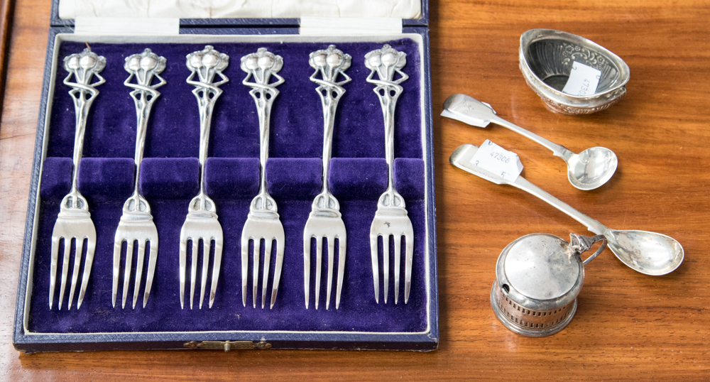 Cased set of Art Nouveau spoons and a small collection of silver (5)