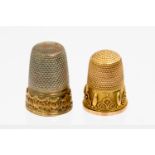 A Victorian gold thimble with filigree detail on plain band,