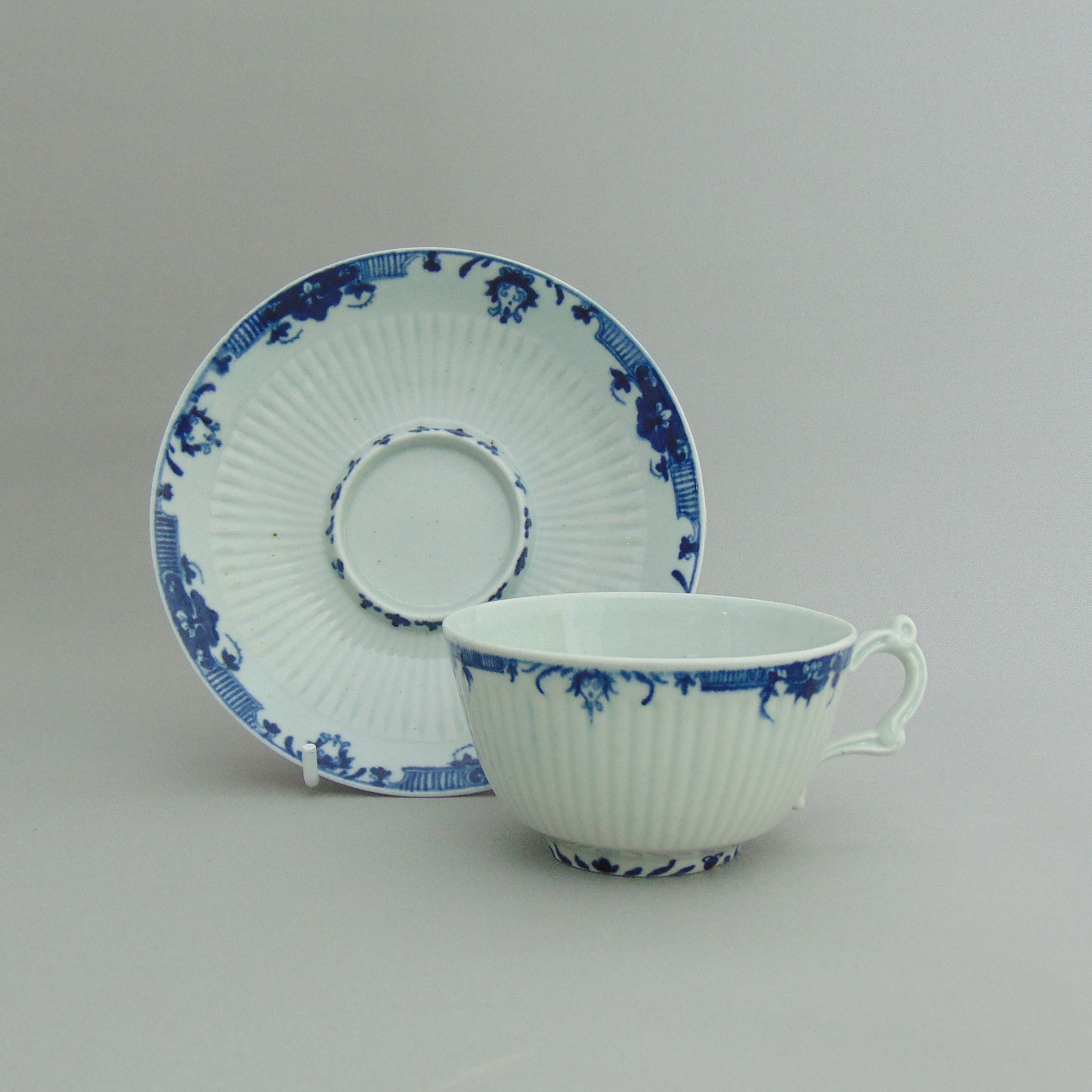 A Worcester ribbed blue and white tea bowl and trembleuse saucer,