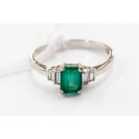 An Art Deco emerald and diamond 18 ct gold ring,