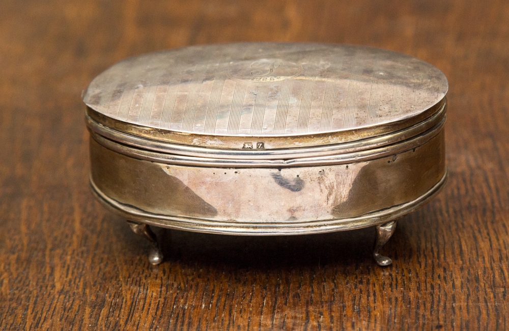 A Birmingham silver ladies raised oval jewel box with velvet lining S and Co 1924 with engine - Bild 2 aus 2