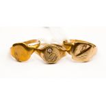 Three 9ct gold signet rings (af) total gross weight 9.