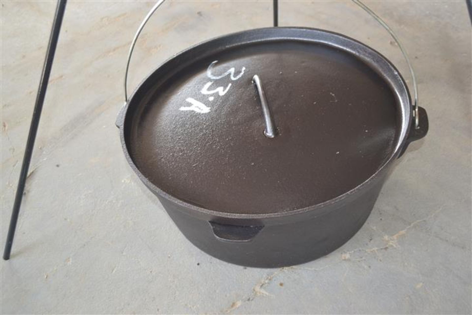 20 QUART DUTCH OVEN W/ TRIPOD