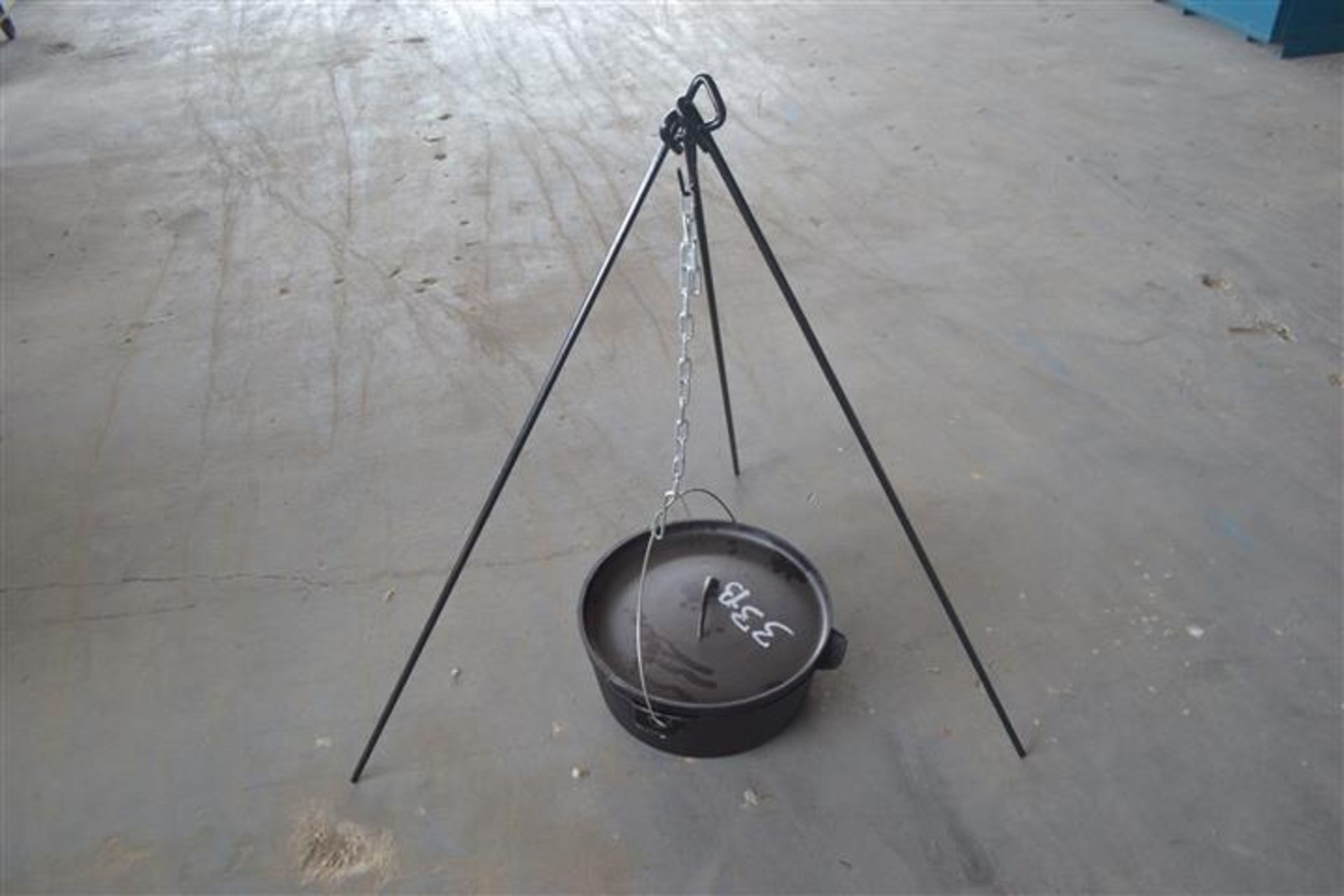 12 QUART DUTCH OVEN W/ TRIPOD