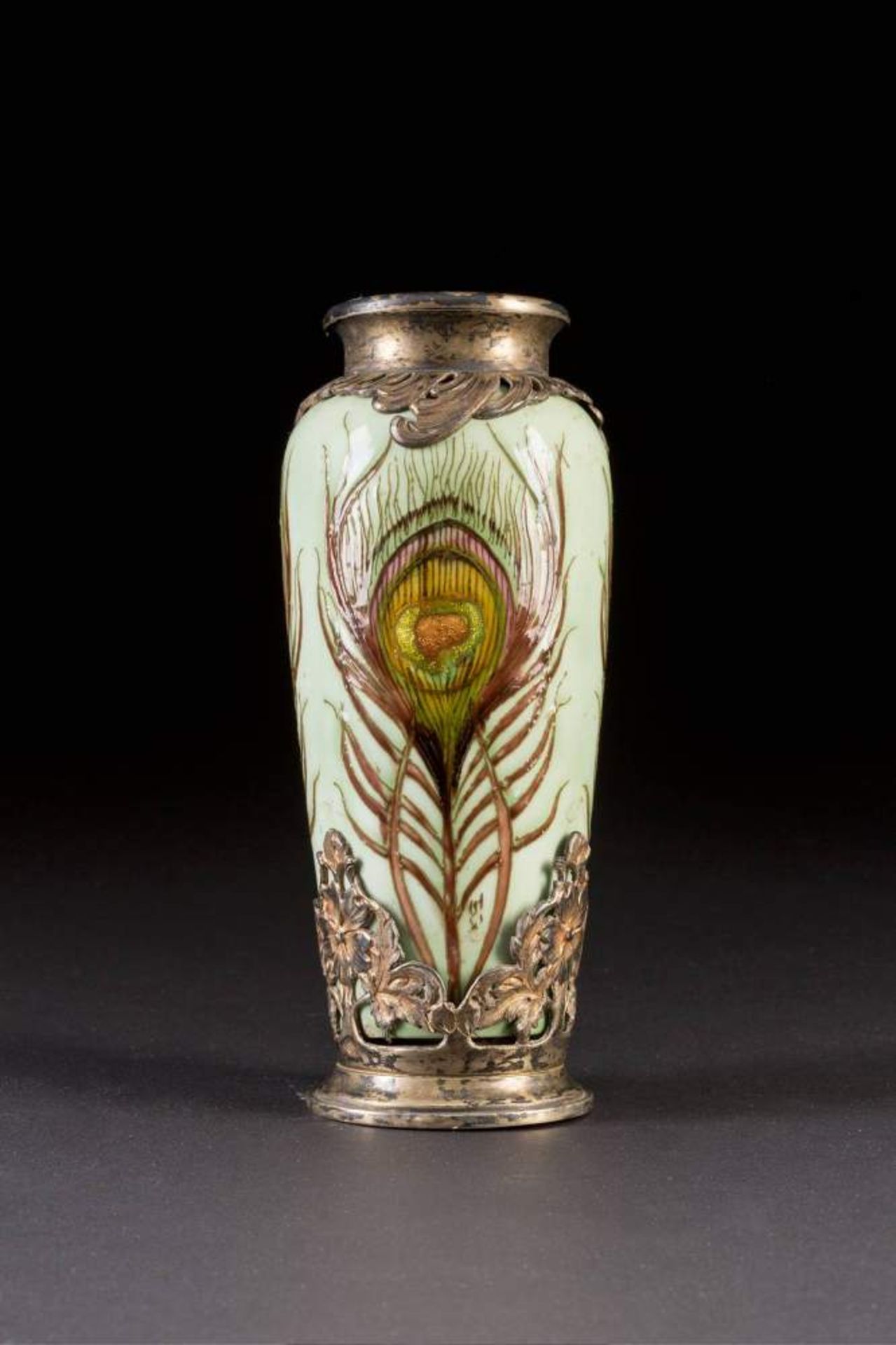 VASE MIT SILBERMONTIERUNG UND PFAUENFEDERN Frankreich, Jean-Paul Milet, um 1900 (Keraik),