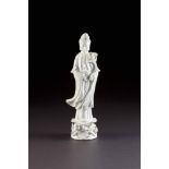 GUANYIN China, 1. H. 20. Jh.Pozellan, blanc de chine. H. 37 cm. Besch.; rechte Hand geklebt. Chinese