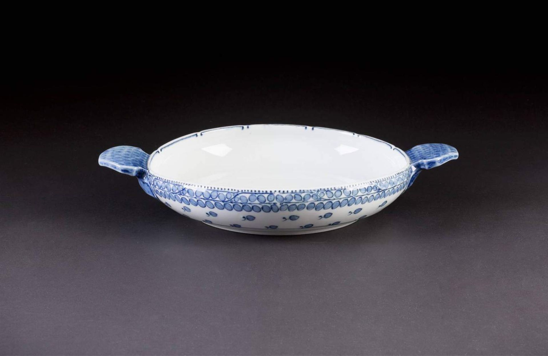 HENKELSCHALE 'BLAUE RISPE' Deutsch, Meissen, 1924-34, Entwurf (1903-05): Richard Riemerschmid