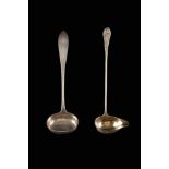 35-TEILIGES RESTBESTECK UND 2 SUPPENKELLEN Deutsch, 19./20. Jh. Silber, Messing. L. 14,5 - 37 cm,