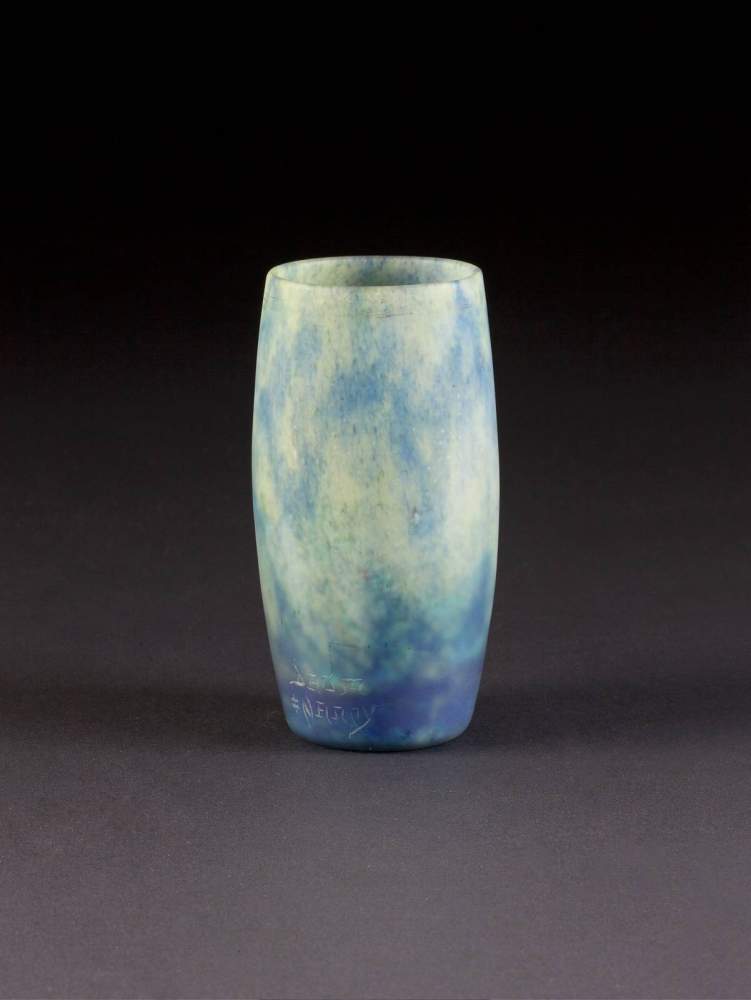 DAUM FRÈRES & CIEKLEINE VASE Frankreich, Nancy, um 1920-25 Farbloses Glas mit streifig verzogenen