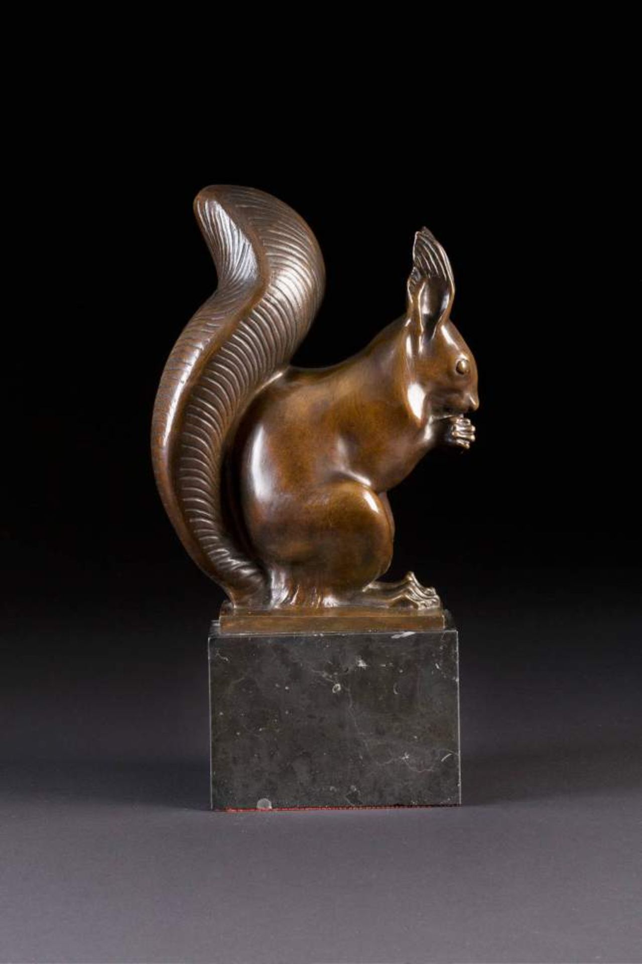 HANS MÜLLER1873 Wien - 1937 ebendaEichhörnchen Bronze, braun patiniert, schwarzer Marmor. Ges.- H.