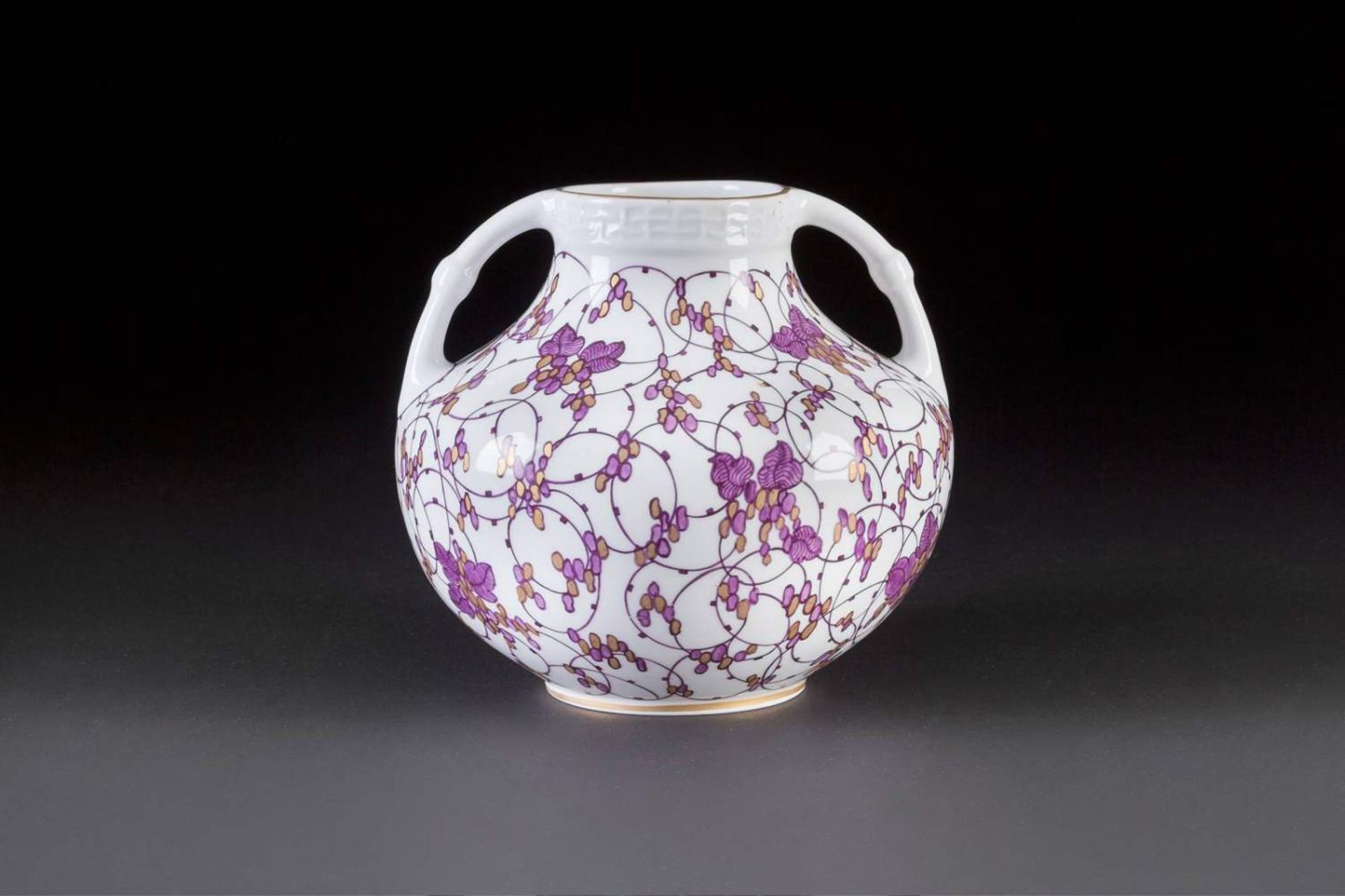 HENKELVASE MIT JUGENSTILDEKOR Deutsch, Nymphenburg, um 1900, Entwurf: Adelbert Niemeyer Porzellan,